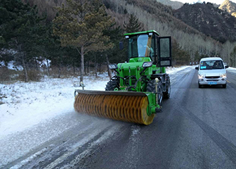 多功能滾刷式強(qiáng)力掃雪機(jī)